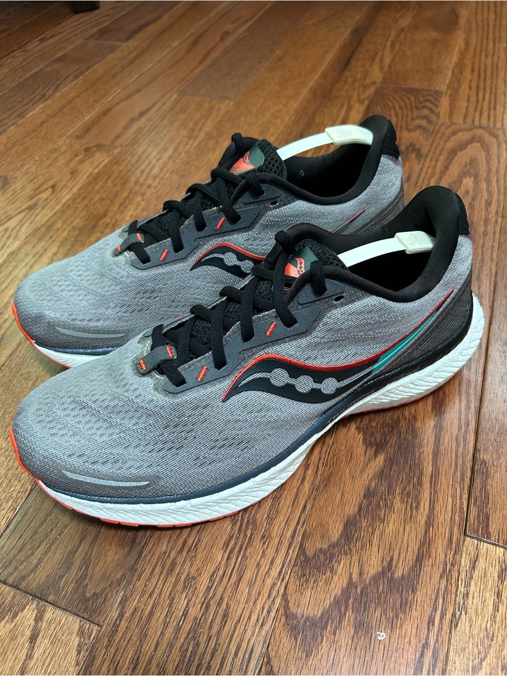 Saucony Triumph 19 Men's Running Shoes in the "Alloy / Fire" Size 9.5
